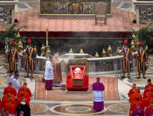 Papa Francesco: 20 mila fedeli in piazza per il rito della traslazione, 80 i cardinali