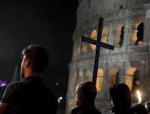 Via Crucis al Colosseo, i testi di padre Patton: “Cammino sulle orme di Cristo dentro le ferite del mondo”