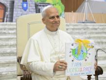 Papa Leone XIV incontra i bambini del Centro Estivo vaticano e altri 300 bambini ucraini. Foto Vatican Media/Sir