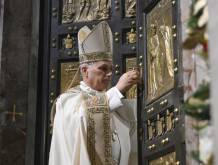 Leone XIV chiude la Porta Santa e il Giubileo: “Si affermi l’artigianato della pace”