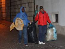 CECCHIN AG.FOTOFILM. TREVISO. MIGRANTI DORMONO PORTICO IN VIA DEL MUNICIPIO