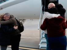 ALberto trentini ( a sinistra) abbraccia la mamma armanda colusso, a ciampino, appena sceso dall’aereo