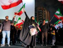 Teheran, 1 marzo 2026: partecipanti ad una veglia commemorativa dopo l’assassinio del leader supremo iraniano Ali Khamenei in seguito agli attacchi congiunti statunitensi e israeliani - AFP/SIR