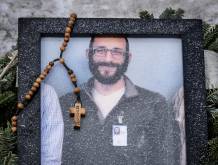 Un rosario adorna una foto incorniciata di <b>Alex Pretti</b>, lasciata presso un memoriale improvvisato nell’area in cui Pretti è stato ucciso il giorno precedente da agenti federali dell’immigrazione a <b>Minneapolis</b>, Minnesota, il 25 gennaio 2026