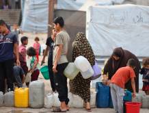 Popolazione in coda per procurarsi acqua - foto Abdallah Sharsharah