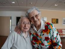Bruna, a destra, con l’amica centenaria Carmen