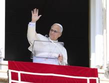 Leone XIV sarà operato al polmone: l’annuncio all’angelus, le reazioni da Cei e Quirinale e i precedenti dei Papi