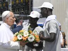 Papa alle Canarie: “Migranti esame di coscienza per l’Europa”