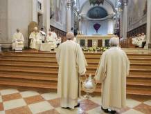 Messa crismale in Cattedrale: “Nella comunione tra noi, strumenti e testimoni dell’amore