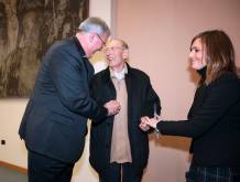 Foto di uno degli ultimi incontri per gli auguri natalizi tra Vescovo e amministratori, nella quale il senatore è ritratto con mons. Michele Tomasi e con Paola Roma, all’epoca presidente dell’Associazione Comuni della Marca trevigiana.