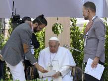 Il palestinese Aziz Abu Sarah (a sinistra) e l’israeliano Maoz Inon con papa Francesco, a Verona, nel maggio 2024