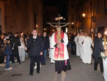 Sulle strade della città, dietro alla croce, accompagnati da san Francesco