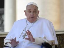 Papa Francesco, la prima uscita dopo il ricovero: “Buona domenica, grazie tante”