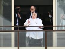 Papa Francesco dimesso: il saluto dal Gemelli e il ritorno a Santa Marta