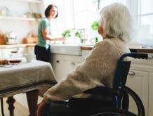 Legge sui caregiver, una testimonianza: “Assistere una persona cara non dovrebbe significare consumarsi lentamente”