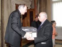 Mons. Severo Dalle Fratte con il vescovo Gianfranco Agostino Gardin, nel momento del congedo dal suo servizio di Cancelliere vescovile, nel 2010