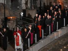 Leone XIV, Via crucis al Colosseo: “piangere sui disastri delle guerre, sui massacri e i genocidi”