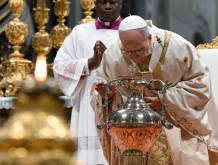 Messa crismale, papa Leone: “Mondo conteso da potenze che lo devastano. Amore interrompe dall’interno occupazione imperialistica”