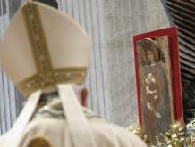 Papa Francesco nella Giornata della Pace: “Chi ferisce una sola donna profana Dio”