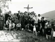 A sinistra alcuni giovani salzanesi a Spello insieme a Carlo Carretto