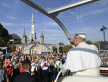 Il papa a Lourdes: le sue parole su malati e vittime di abusi