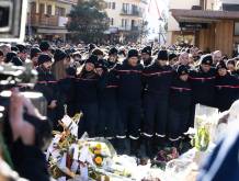 Manifestazioni di dolore e cordoglio a crans-montana, nelle alpi svizzere (Shutterstock)