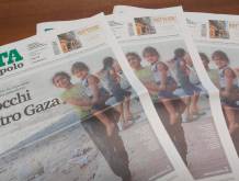 La foto nella copertina del giornale è del fotografo palestinese Ebrahim Hajjaj, reporter dell’agenzia Reuters