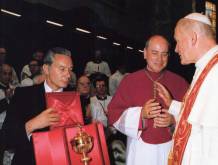 Gugel, a sinistra, con il vescovo di Vittorio Veneto Eugenio Ravignani e papa Giovanni Paolo II