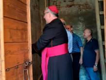 Il vescovo Michele suona a mano le campane, dopo il restauro, a Fossalta Padovana, frazione di Trebaseleghe