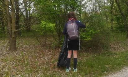 Le giovani scout aiutano a mantenere pulito San Donà