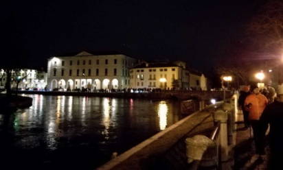 Treviso: per &quot;M'illumino di meno&quot; 250 &quot;camminatori&quot; sfidano la pioggia