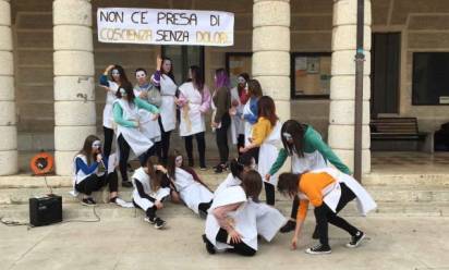 La Scuola di Atene per superare le divisioni: flash-mob degli studenti del Veronese a Montebelluna