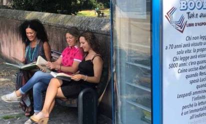 Fossalunga: la biblioteca? Nel frigorifero diventato scaffalatura