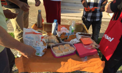 I volontari di via Pasubio a colazione con i senza dimora rimasti fuori dal dormitorio