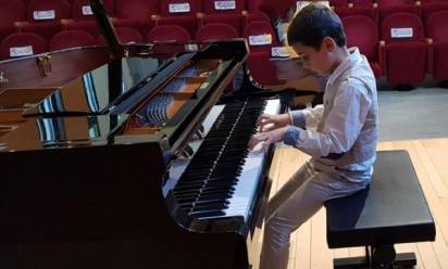 Baby pianista suona in Geriatria a Ca' Foncello