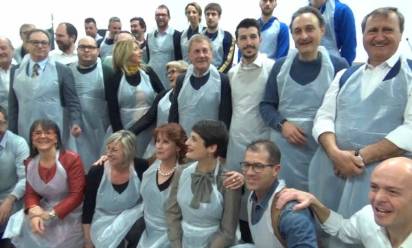 Solidarietà, 31 amministratori si trasformano in camerieri a Monastier