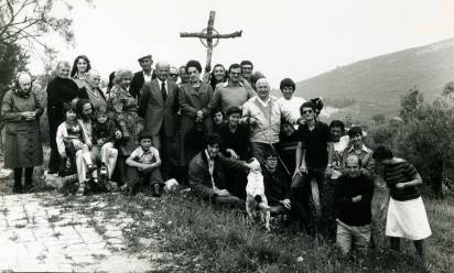 A sinistra alcuni giovani salzanesi a Spello insieme a Carlo Carretto
