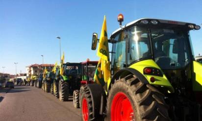 I trattori dei Coldiretti per sanificare le strade