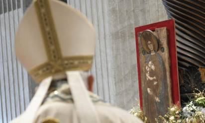 Papa Francesco nella Giornata della Pace: “Chi ferisce una sola donna profana Dio”