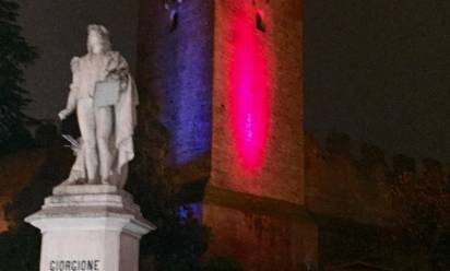 Castelfranco: la bandiera francese proiettata sulle mura