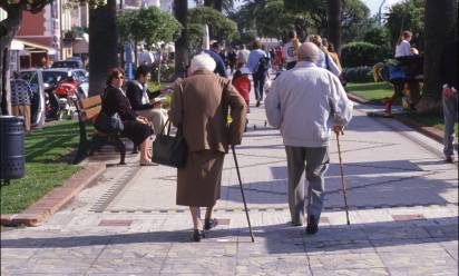 Coppia di anziani a passeggio