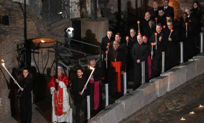 Leone XIV, Via crucis al Colosseo: “piangere sui disastri delle guerre, sui massacri e i genocidi”