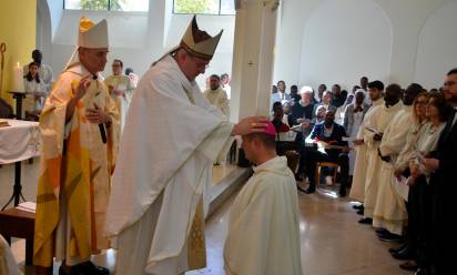 Il vescovo Tomasi impone le mani invocando lo spirito santo su padre Davide