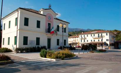 Il municipio di Castelcucco. Il Comune potrebbe fondersi con Cavaso del Tomba