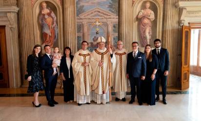 Don Luca, dopo l’ordinazione, insieme alla sua famiglia, al vescovo e al rettore del seminario (foto Michele Barichello)