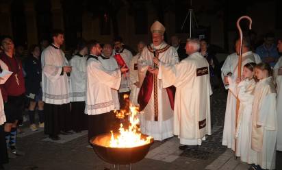 Veglia Pasquale in Cattedrale, l’annuncio del Risorto “nel cuore di un mondo sempre più toccato dal male”