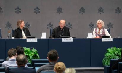 La presentazione lo scorso 24 ottobre. Da sinistra: sorella Antonella Fraccaro, mons. Bruno Forte e Cristiane Murray, vicedirettrice della sala stampa