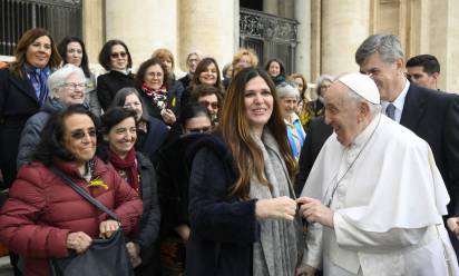 Papa Francesco con un gruppo di donne