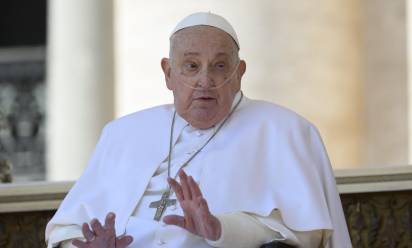 Papa Francesco, la prima uscita dopo il ricovero: “Buona domenica, grazie tante”