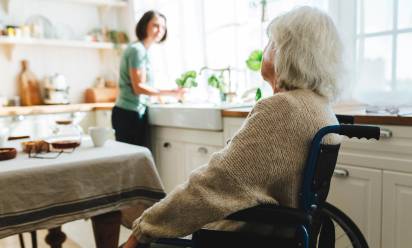 Legge sui caregiver, una testimonianza: “Assistere una persona cara non dovrebbe significare consumarsi lentamente”